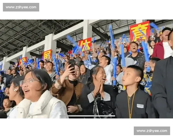 川超赛场双份浪漫!绵阳球迷求婚获 10 万购房券 川超赛场双份浪漫!绵阳球迷求婚获 10 万购房券